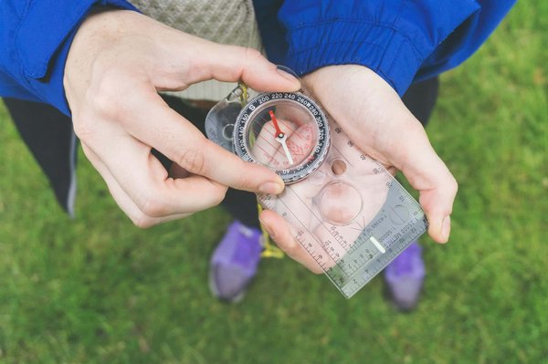 Comment découvrir les traditions artisanales des tribus africaines sans tour organisé?